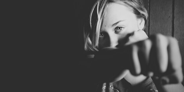 Eine Frau boxt Richtung Kamera Eine Frau boxt Richtung Kamera