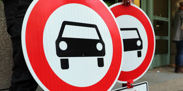 Umweltschützer demonstrieren vor Beginn der mündlichen Verhandlung über Diesel-Fahrverbote vor dem Verwaltungsgericht für Fahrverbote Umweltschützer demonstrieren vor Beginn der mündlichen Verhandlung über Diesel-Fahrverbote vor dem Verwaltungsgericht für Fahrverbote