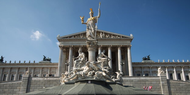 Das österreichische Parlament in Wien, ein klassizistischer Prachtbau Das österreichische Parlament in Wien, ein klassizistischer Prachtbau