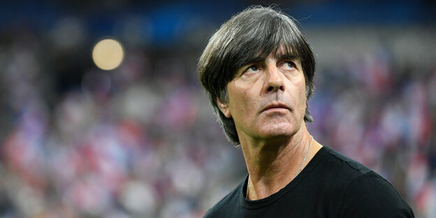 Fußball-Bundestriner Joachim Löw steht im Stadion Fußball-Bundestriner Joachim Löw steht im Stadion