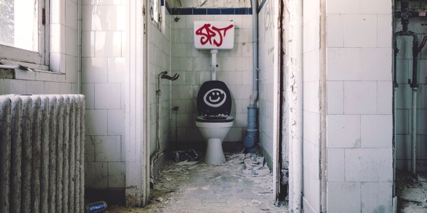 Eine sehr abgefuckte Toilette Eine sehr abgefuckte Toilette