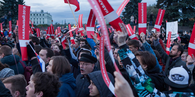 Demonstranten mit russischer Flagge und "Nawalny 20!8"-Schildern bei einer Kundgebung auf dem Marsfeld in St. Petersburg am 07.10.2017. Demonstranten mit russischer Flagge und "Nawalny 20!8"-Schildern bei einer Kundgebung auf dem Marsfeld in St. Petersburg am 07.10.2017.