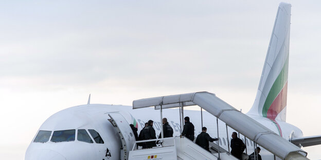 Abgelehnte Asylsuchende steigen am Baden-Airport im Rahmen einer landesweiten Sammelabschiebung in ein Flugzeug Abgelehnte Asylsuchende steigen am Baden-Airport im Rahmen einer landesweiten Sammelabschiebung in ein Flugzeug