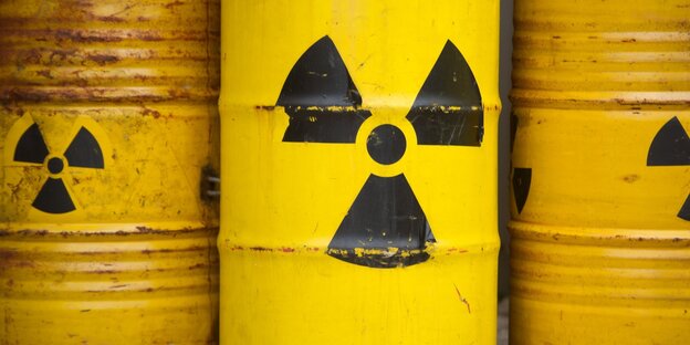 Mit gelben Tonnen und dem Radioaktiv-Zeichen demonstrieren Greenpeace-Aktivisten gegen das Atommüllendlager in Gorleben Mit gelben Tonnen und dem Radioaktiv-Zeichen demonstrieren Greenpeace-Aktivisten gegen das Atommüllendlager in Gorleben