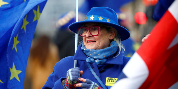 Frau mit Fahne, Hut und Jacke in blau mit Sternen (Europa-Fahne) Frau mit Fahne, Hut und Jacke in blau mit Sternen (Europa-Fahne)