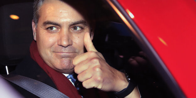 Jim Acosta zeigt den Daumen hoch Jim Acosta zeigt den Daumen hoch