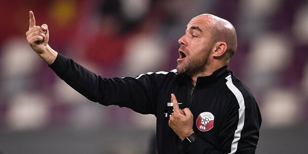 Trainer Félix Sánchez mit beiden Händen gestikulierend auf dem Fußballplatz Trainer Félix Sánchez mit beiden Händen gestikulierend auf dem Fußballplatz
