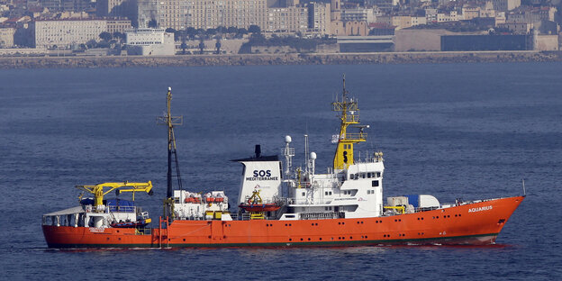 Schiff "Aquarius" im Meer vor Marseille Schiff "Aquarius" im Meer vor Marseille