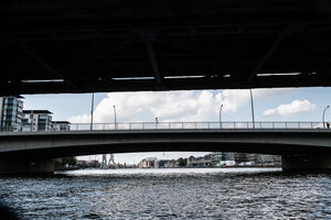 Blick unter der Brücke hindurch Blick unter der Brücke hindurch