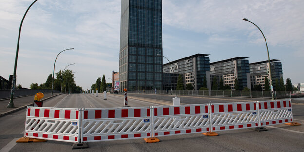 Ein Absperrgitter auf der Elsenbrücke, im Hintergrund die Treptowers