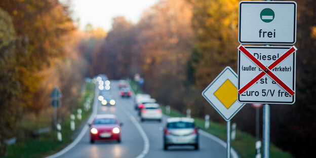 Schilder auf einer Straße weisen auf geplante Fahrverbote hin