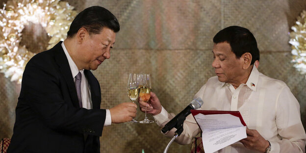 Rodrigo Duterte und Xi Jinping prosten sich mit Sektgläsern zu Rodrigo Duterte und Xi Jinping prosten sich mit Sektgläsern zu