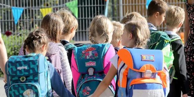 Rückenansicht von Kindern mit Schulranzen. Rückenansicht von Kindern mit Schulranzen.