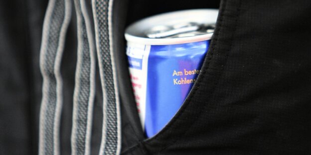 Getränkedose lugt aus der Tasche einer Jogginghose Getränkedose lugt aus der Tasche einer Jogginghose
