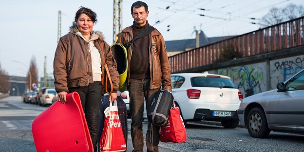 Ein Obdachloser in einer Fußgängerzone Ein Obdachloser in einer Fußgängerzone