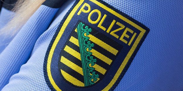 Logo der sächsischen Polizei auf Uniform