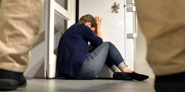 Eine Frau versucht, sich vor der Gewalt eines Mannes zu schützen Eine Frau versucht, sich vor der Gewalt eines Mannes zu schützen