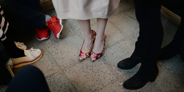 Blick auf die Schuhe von ein paar Menschen Blick auf die Schuhe von ein paar Menschen