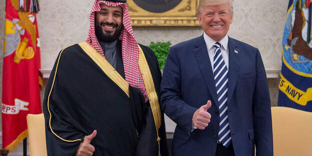 Mohammed bin Salman und Donald Trump grinsen und zeigen den okay-Finger Mohammed bin Salman und Donald Trump grinsen und zeigen den okay-Finger