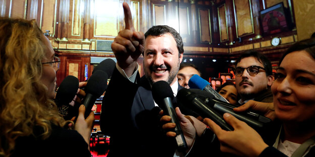 Matteo Salvini zeigt mit dem Finger. Um ihn herum stehen zahlreiche Reporter Matteo Salvini zeigt mit dem Finger. Um ihn herum stehen zahlreiche Reporter
