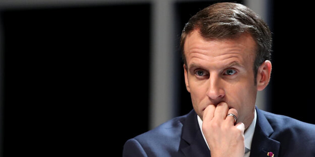 Französischer Präsident Emmanuel Macron schaut skeptisch Französischer Präsident Emmanuel Macron schaut skeptisch