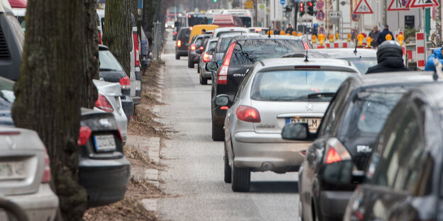 Autos stauen sich in der Max-Brauer-Allee in Hamburg-Altona.