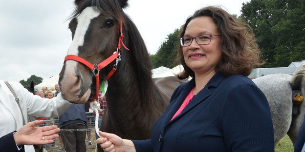 Andrea Nahles posiert mit Pferd Andrea Nahles posiert mit Pferd