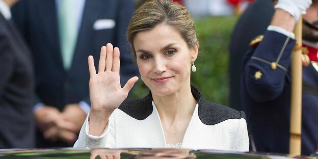 Königin Letizia winkt bei einer Militärparade Königin Letizia winkt bei einer Militärparade