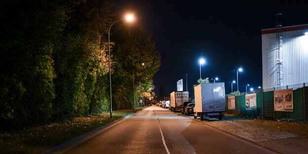 Nachts eine beleuchtete aber leere Straße