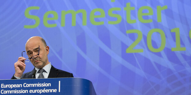 EU-Kommissar Pierre Moscovici bei einer Pressekonferenz EU-Kommissar Pierre Moscovici bei einer Pressekonferenz
