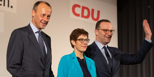 Die Kandidaten für den CDU-Parteivorsitz Merz, Kramp-Karrenbauer und Spahn stehen auf einer Bühne Die Kandidaten für den CDU-Parteivorsitz Merz, Kramp-Karrenbauer und Spahn stehen auf einer Bühne