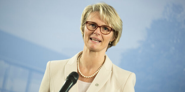 Bildungsministerin Anja Karliczek spricht in ein Mikro Bildungsministerin Anja Karliczek spricht in ein Mikro