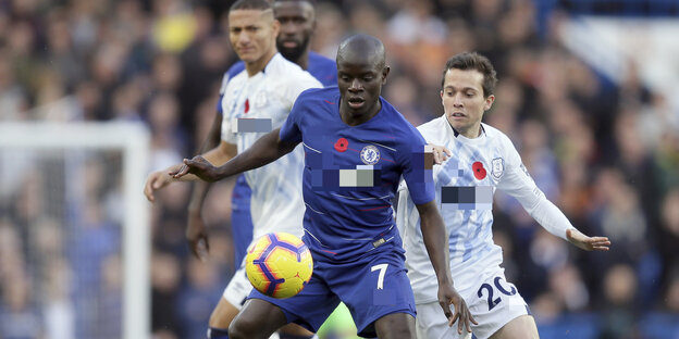 N'Golo Kante und zwei andere Fußballspieler N'Golo Kante und zwei andere Fußballspieler