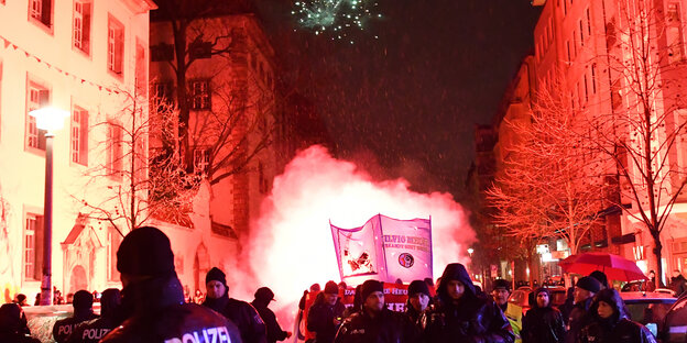 Polizisten vor der Demonstranten Polizisten vor der Demonstranten