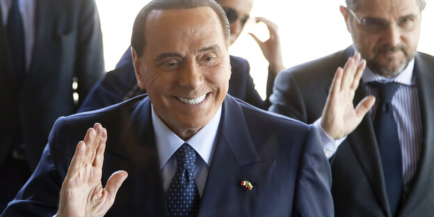 Silvio Berlusconi mit erhobener Hand Silvio Berlusconi mit erhobener Hand