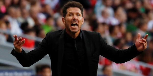 Fußballtrainer Diego Simeone steht wild gestikulierend am Spielfeldrand Fußballtrainer Diego Simeone steht wild gestikulierend am Spielfeldrand