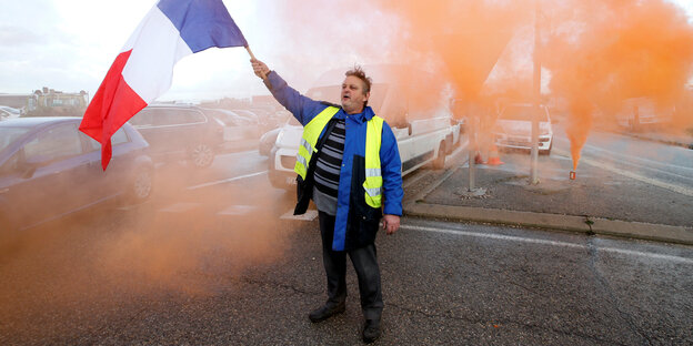 Ein-Mann-Demo mit Trikolore gegen eine Erhöhung der Treibstoffpreise am Donnerstag in La Mede bei Fos-sur-Mer Ein-Mann-Demo mit Trikolore gegen eine Erhöhung der Treibstoffpreise am Donnerstag in La Mede bei Fos-sur-Mer