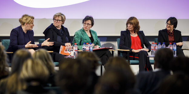 Bundesfrauenministerin Franziska Giffey (SPD), Annette Kümmel, Vice-Präsident ProSieben Sat1, Birgit Wentzien, Chefredakteurin des Deutschlandfunks, Sabine Stamer, Vorstand von Pro Quote, Sylvie Deleglise, Personalchefin des RBB, sitzen nebeneinander bei Bundesfrauenministerin Franziska Giffey (SPD), Annette Kümmel, Vice-Präsident ProSieben Sat1, Birgit Wentzien, Chefredakteurin des Deutschlandfunks, Sabine Stamer, Vorstand von Pro Quote, Sylvie Deleglise, Personalchefin des RBB, sitzen nebeneinander bei