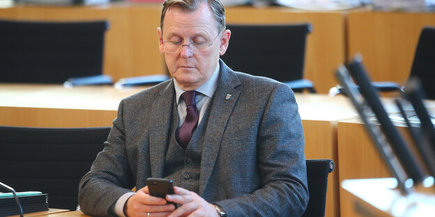 Bodo Ramelow sitzt im Plenarsaal des Thüringer Landtags und schaut auf sein Handy.. Bodo Ramelow sitzt im Plenarsaal des Thüringer Landtags und schaut auf sein Handy..