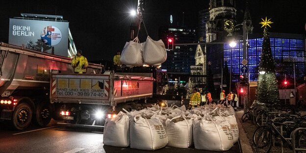 Sandsäcke werden am Breitscheidplatz in der Nacht verladen Sandsäcke werden am Breitscheidplatz in der Nacht verladen
