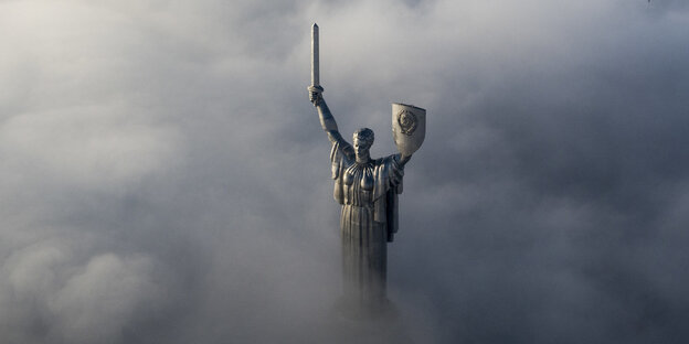 Die Luftaufnahme zeigt die Mutter-Heimat-Statue im Morgennebel in Kiew.