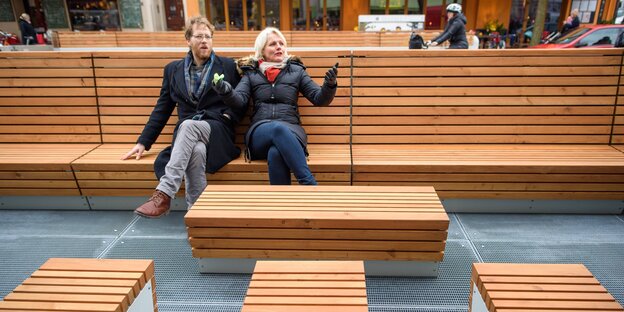 Bezirksstadtrat Florian Schmidt und Senatorin Regine Günther sitzen auf einer Holzbank in der Bergmannstraße Bezirksstadtrat Florian Schmidt und Senatorin Regine Günther sitzen auf einer Holzbank in der Bergmannstraße