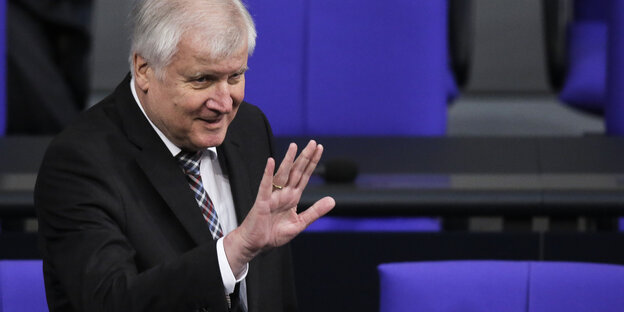 Horst Seehofer mit erhobener Hand Horst Seehofer mit erhobener Hand