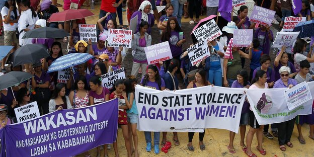 Frauen protestieren Frauen protestieren