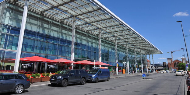 Vorplatz des Berliner Ostbahnhofs bei sonnigem Wetter Vorplatz des Berliner Ostbahnhofs bei sonnigem Wetter