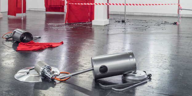 Ein umgestürzter Heizpliz und rote Fahnen Ein umgestürzter Heizpliz und rote Fahnen