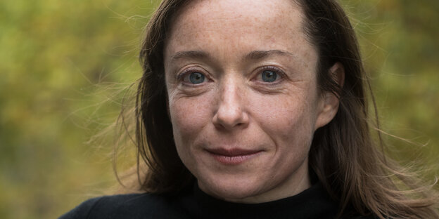 Franciska Zólyom hat blaue Augen und dunkle Haare Franciska Zólyom hat blaue Augen und dunkle Haare