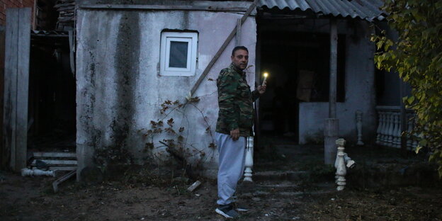 Sime Bajrami hält eine Kerze in der Hand Sime Bajrami hält eine Kerze in der Hand