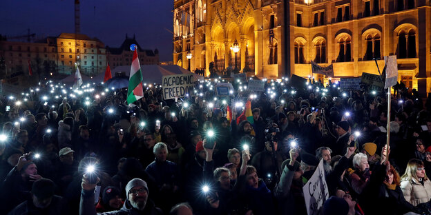 Demonstranten protestieren vor dem ungarischen Parlament in Budapest Demonstranten protestieren vor dem ungarischen Parlament in Budapest