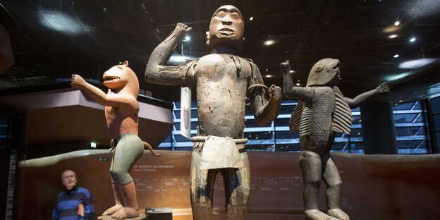 In ihrem Report an den französischen Präsidenten fordern der senegalesische Ökonom Felwine Sarr und die französische Kunsthistorikerin Bénédicte Savoy die schnelle Rückgabe von Statuen aus Benin, die hier in einem Pariser Museum zu sehen sind. In ihrem Report an den französischen Präsidenten fordern der senegalesische Ökonom Felwine Sarr und die französische Kunsthistorikerin Bénédicte Savoy die schnelle Rückgabe von Statuen aus Benin, die hier in einem Pariser Museum zu sehen sind.